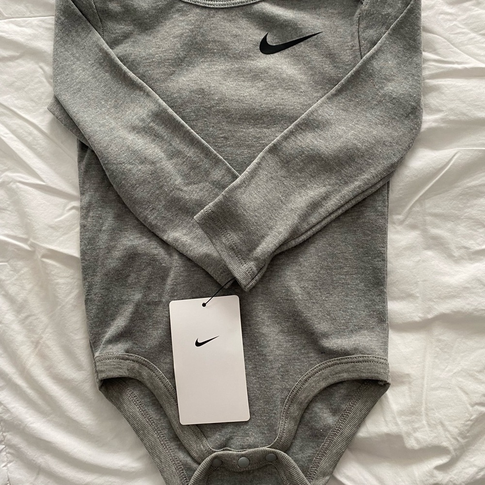 Nike Toddler Baby Boy Gray Long Sleeve Onesie BodySuit 24 Months NWT - Picture 5 of 7